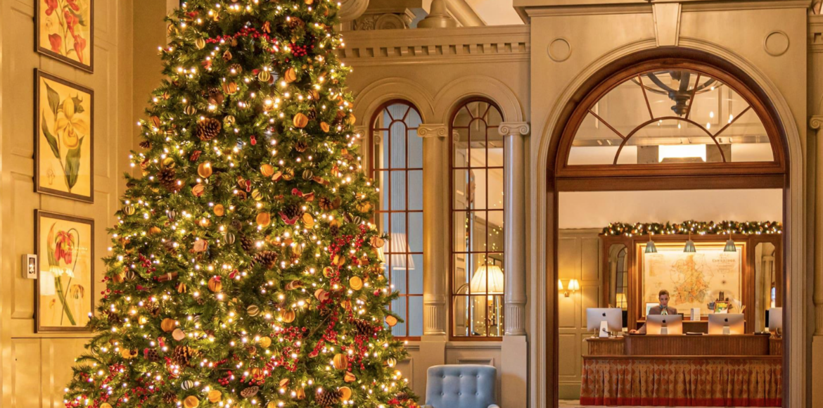 Décoration festive de hall d'hôtel
