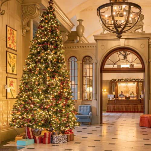 Décoration festive de hall d'hôtel